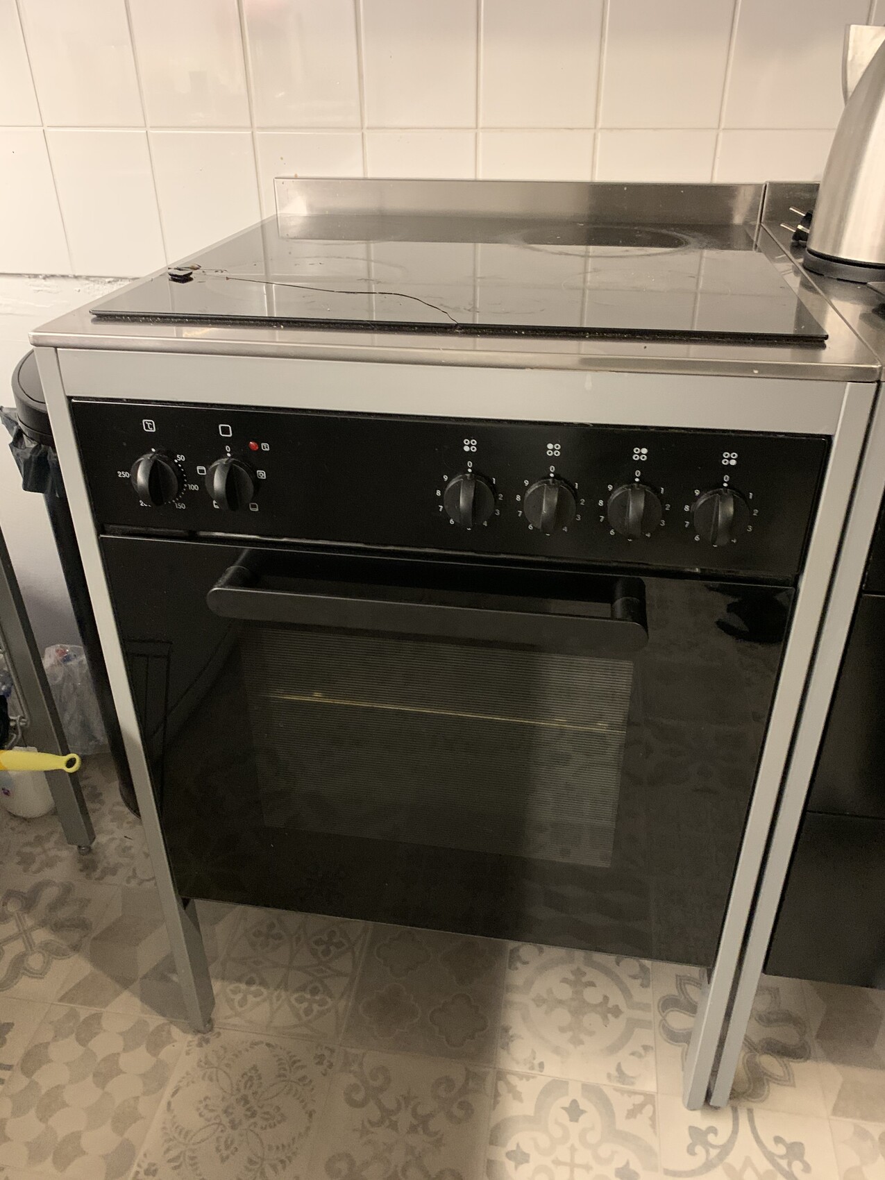 Elektrischer Herd mit Glaskeramikkochfeld und Backofen in Küche