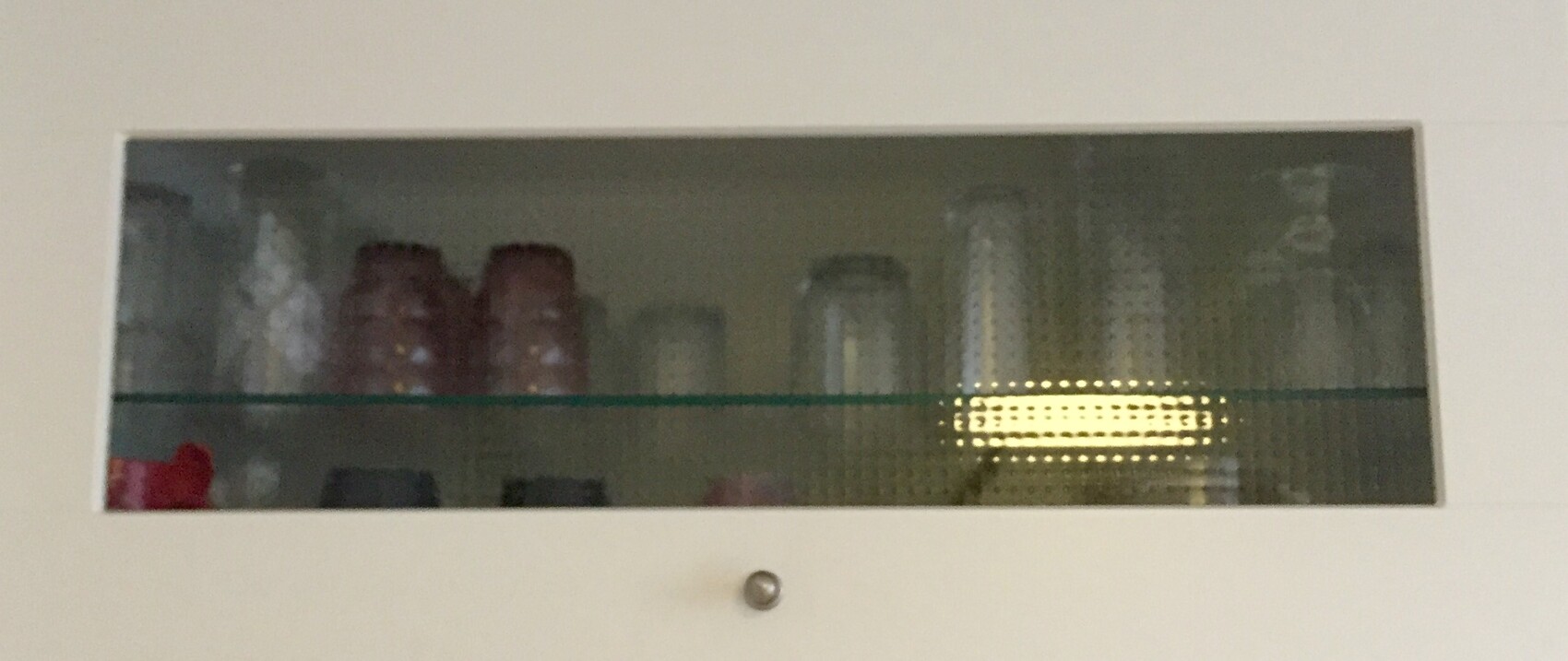 Glasvitrine in Küche mit Gläsern hinter Glasfront