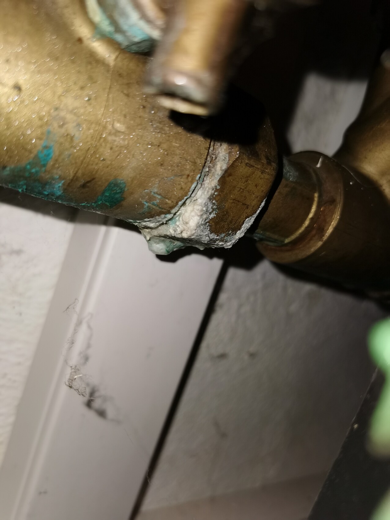 Korrodierte Kupferleitung mit Kalkablagerungen in Haustechnik
