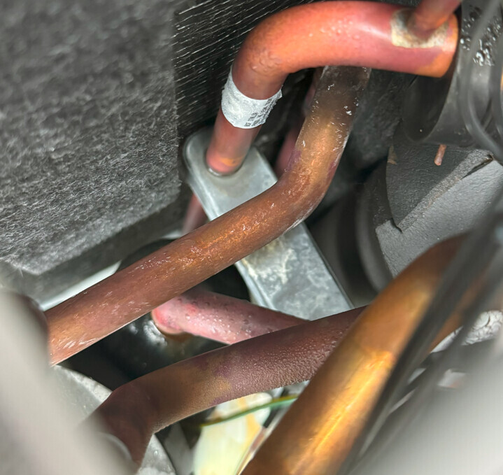Nahaufnahme von Kupferrohren und Bauteilen einer Haustechnik-Kühlanlage