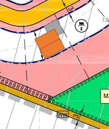 Lageplan eines Baugrundstücks mit farbigen Zonen und Gebäudegrundriss