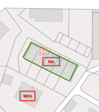 Lageplan eines Baugrundstücks mit zwei Gebäuden, grün umrandet, RH und MFH markiert