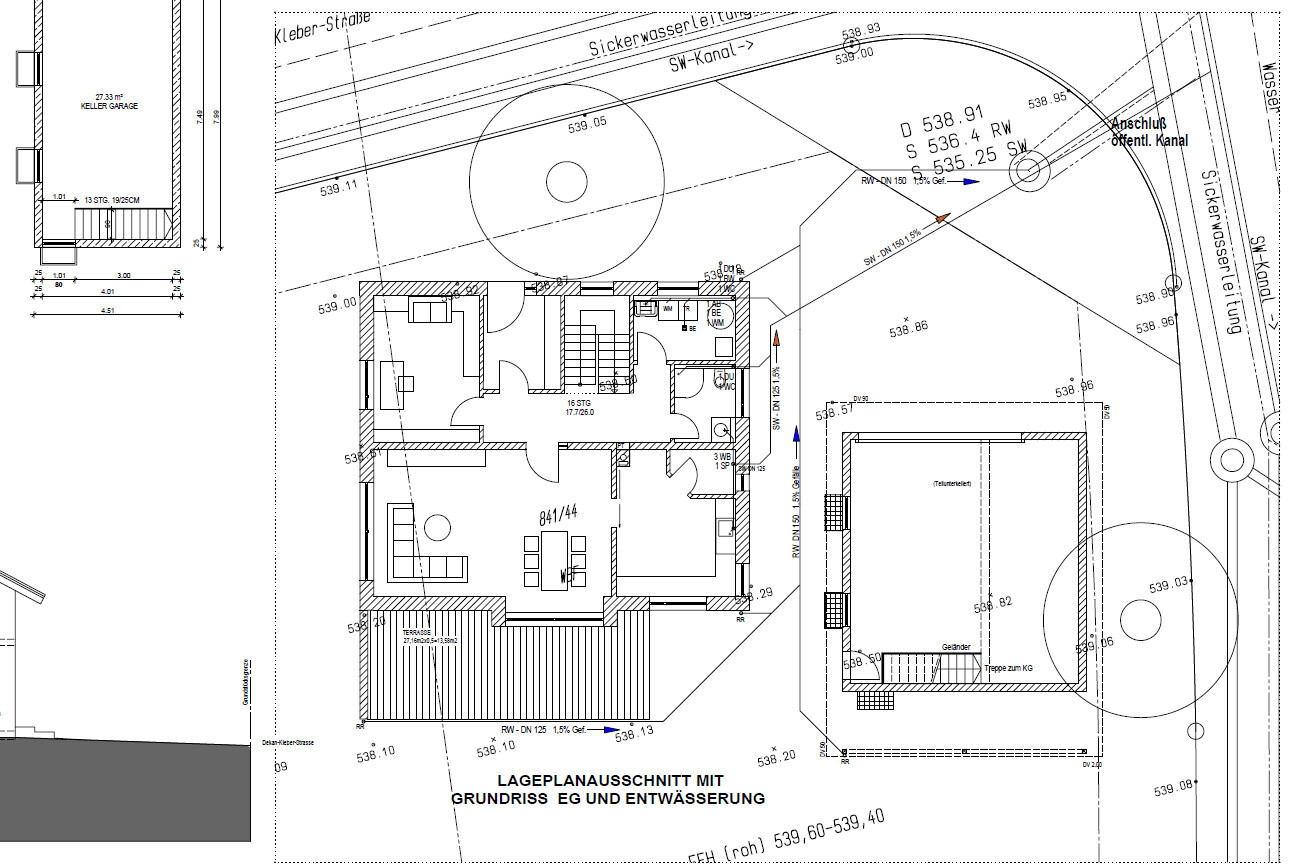 Grundriss und Lageplan eines Hauses mit Gelände und Entwässerung.