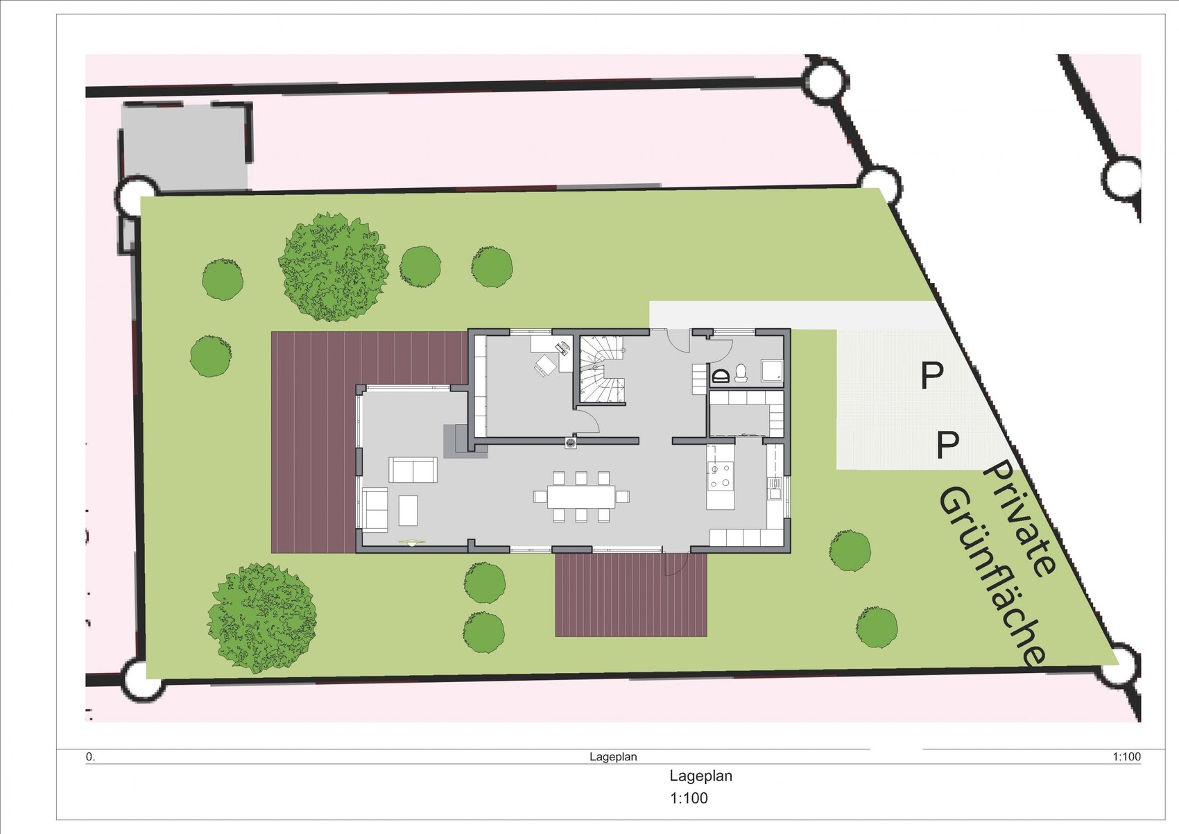 Lageplan eines Hauses mit Garten, Terrasse, Bäumen und Parkplatz (Maßstab 1:100).