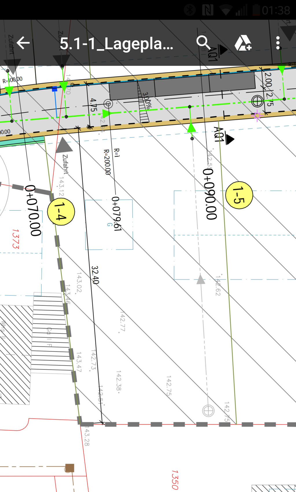 Technischer Lageplan eines Bauvorhabens mit Maßlinien, Linienarten und Infrastruktur.