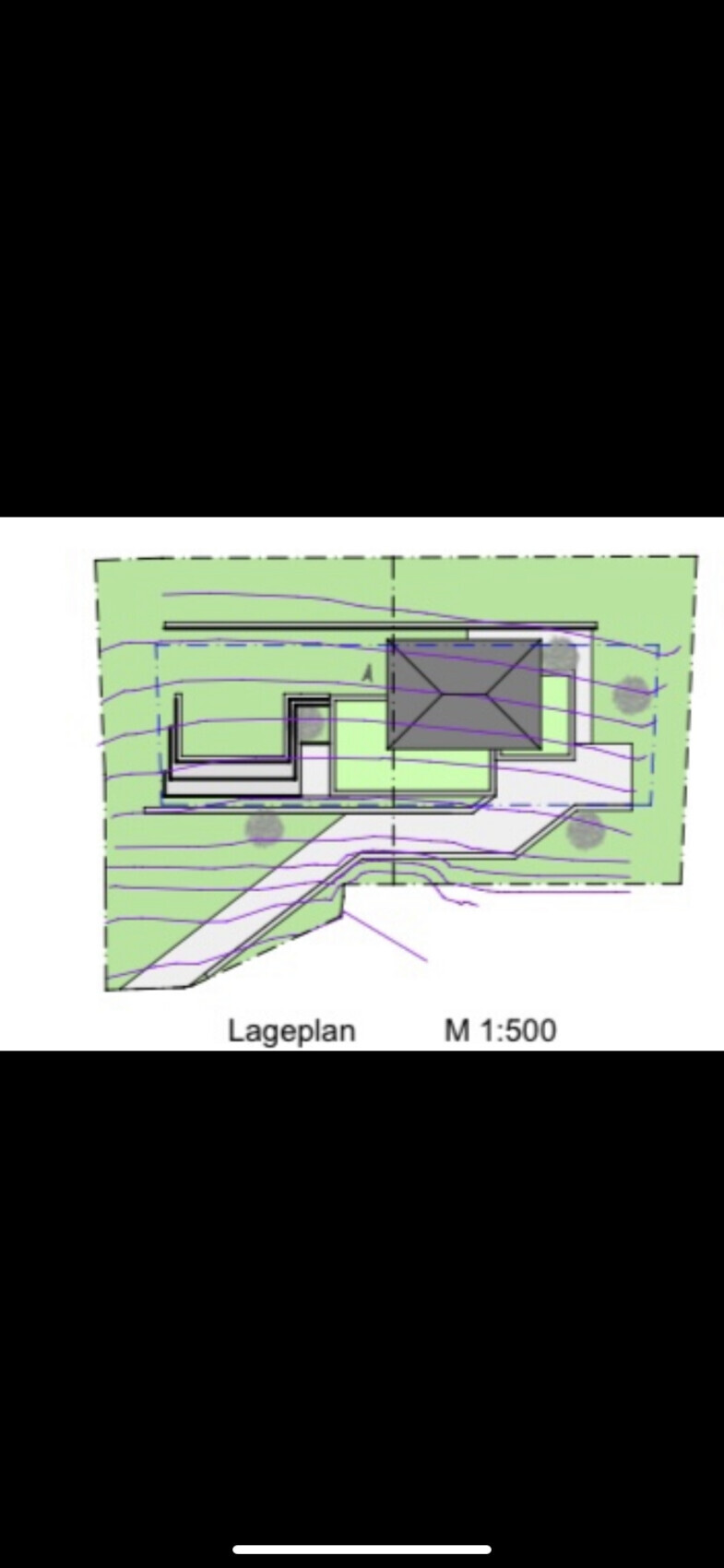 Lageplan eines Gebäudes mit Grünfläche, Wegen und Baukörper im Maßstab 1:500.