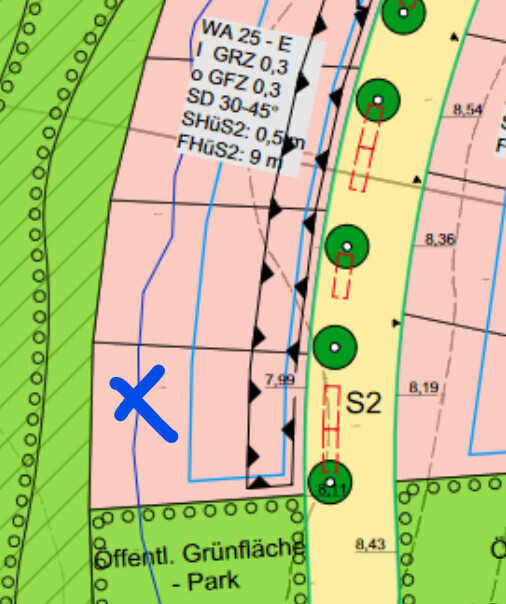 Karte: Park links, gelbe Straße rechts, X markiert Parzelle, grüne Kreise neben Straße