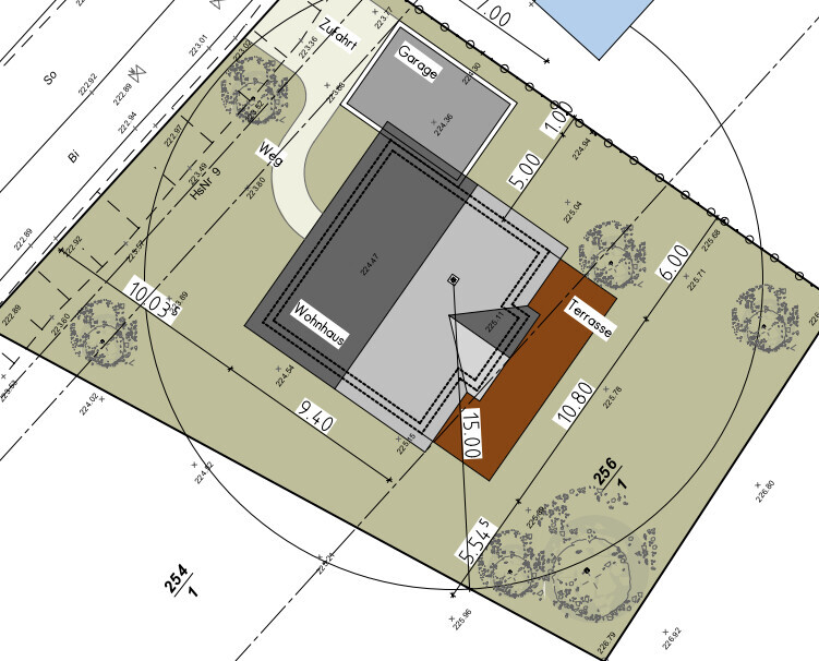 Grundrissplan eines Wohnhauses mit Terrasse, Garage, Garten, Bäumen und Maßlinien