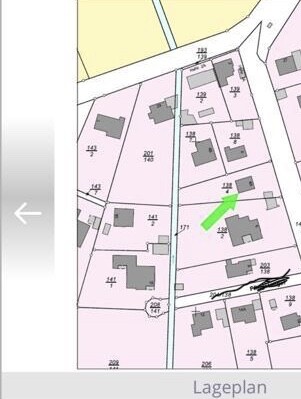 Lageplan mit Grundstücksflächen, grün markierter Pfeil zeigt ein benachbartes Grundstück