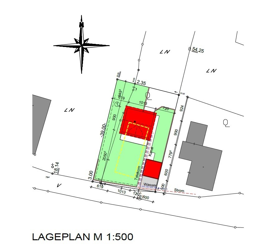 Lageplan 1:500 des Grundstücks mit Grünfläche, rotem Gebäude und Leitungen.