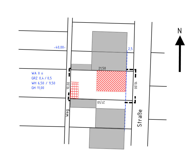 Lageplan eines Grundstücks mit grauen Gebäudeblöcken, roten Schraffuren und Nordpfeil.