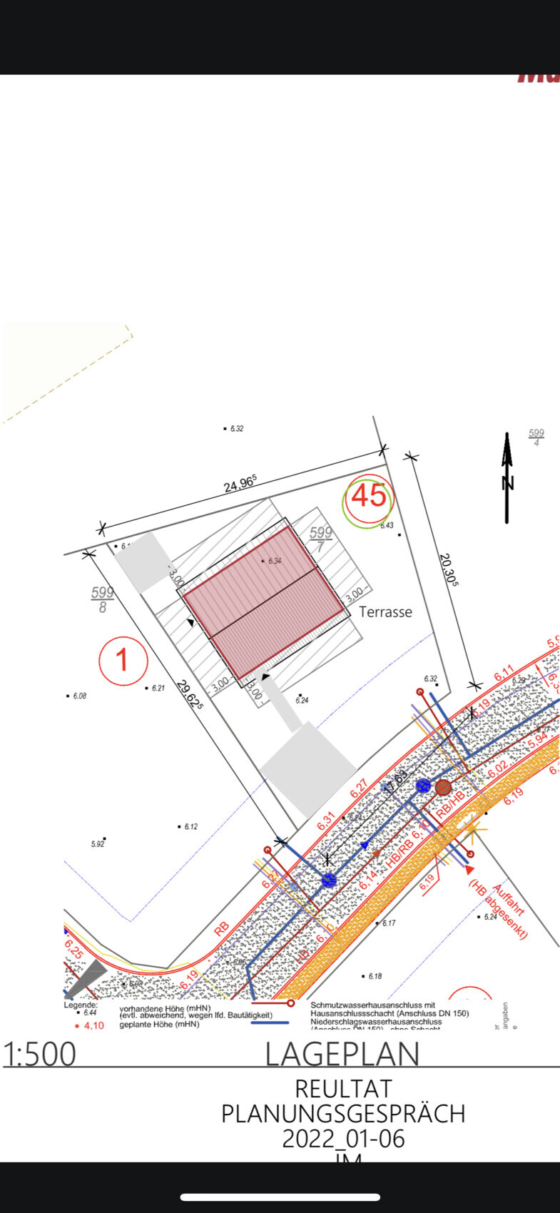 Lageplan eines Gebäudes mit Terrasse, roter Umrandung und Maßstab 1:500, Planungsgespräch 2022.