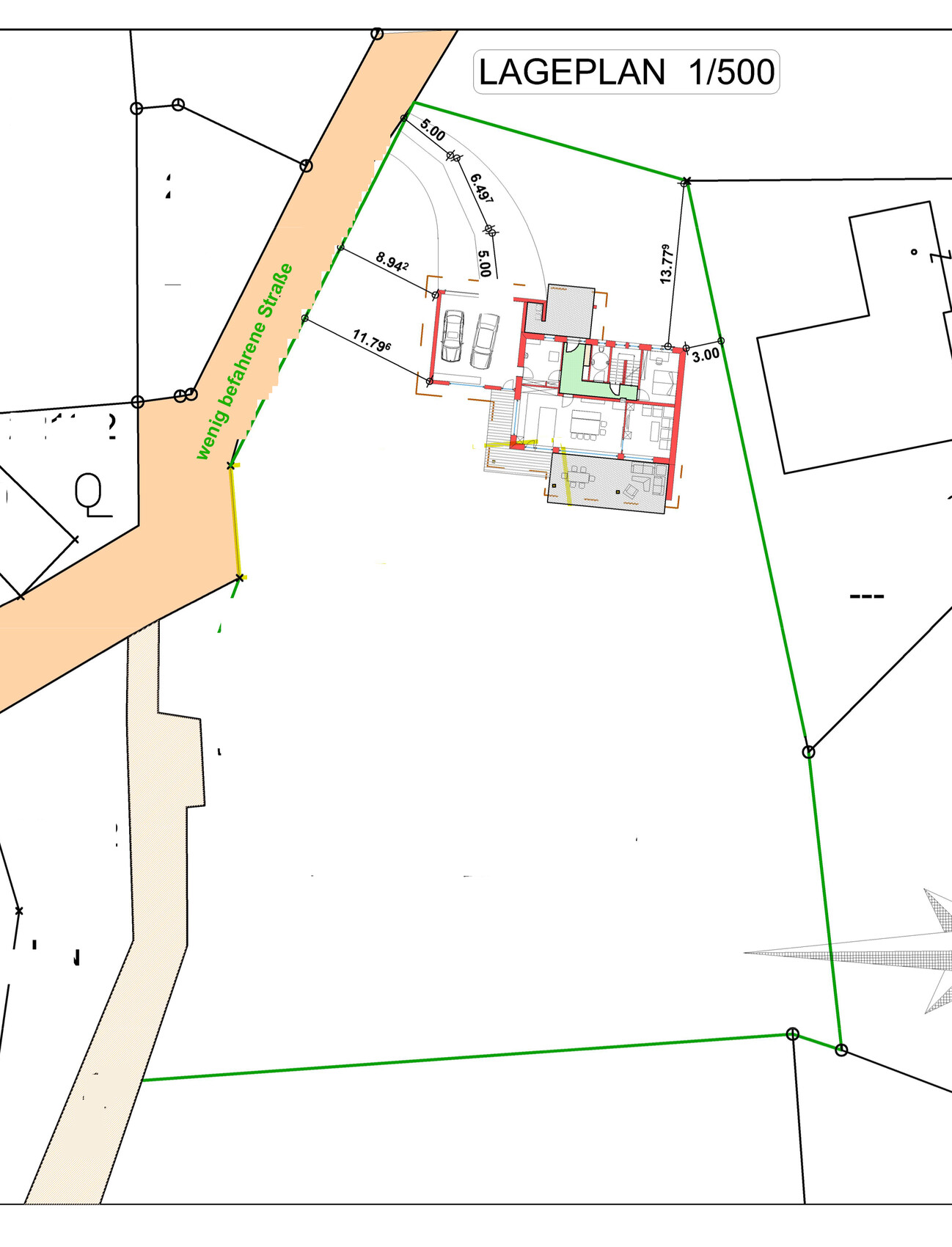 Lageplan eines Grundstücks mit Zufahrt, Parkplatz, Gebäudekomplex und Grenzlinien.