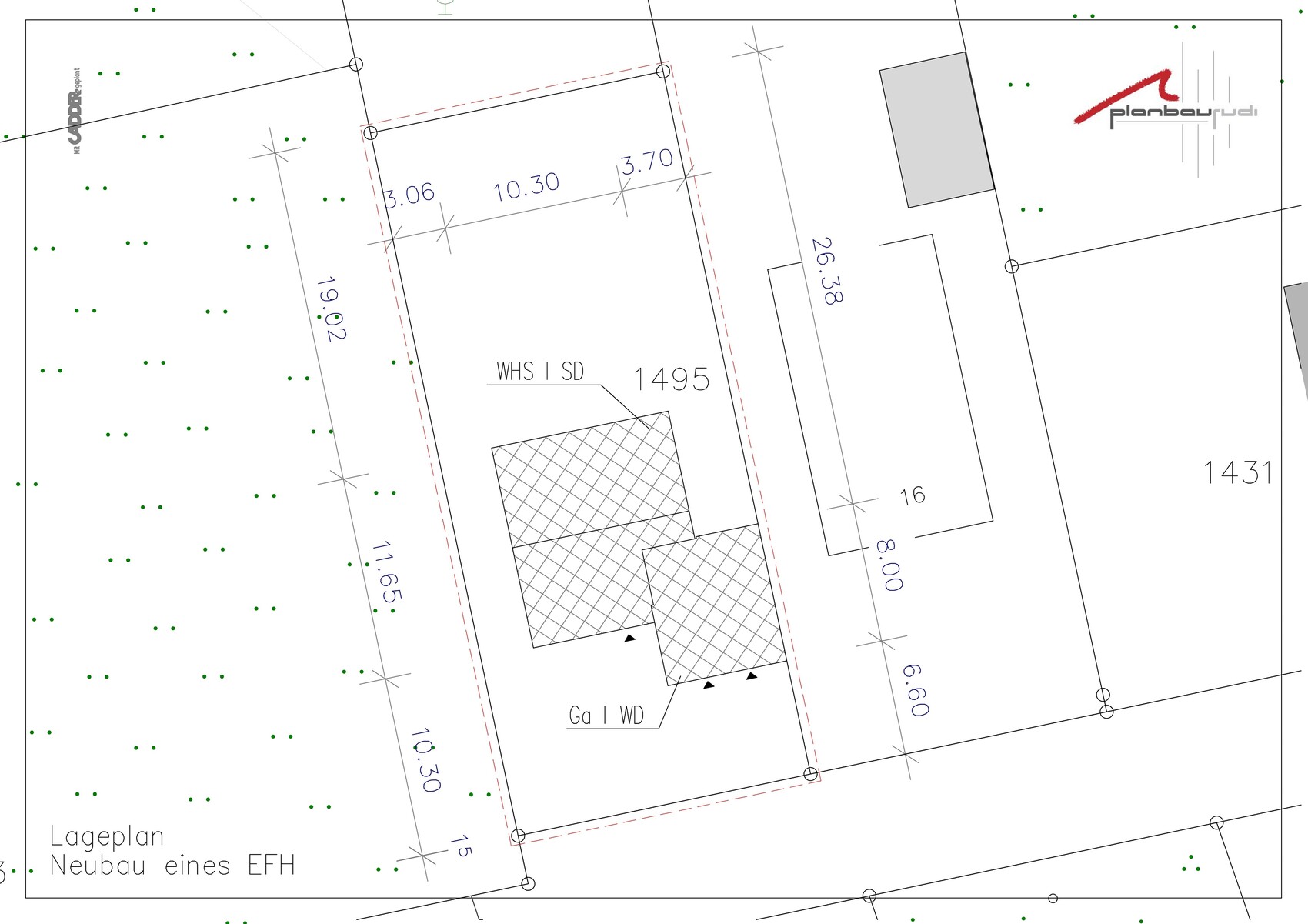 Lageplan: Neubau EFH mit roter Grundstücksgrenze, schraffierter Gebäudebereich und Bäume.