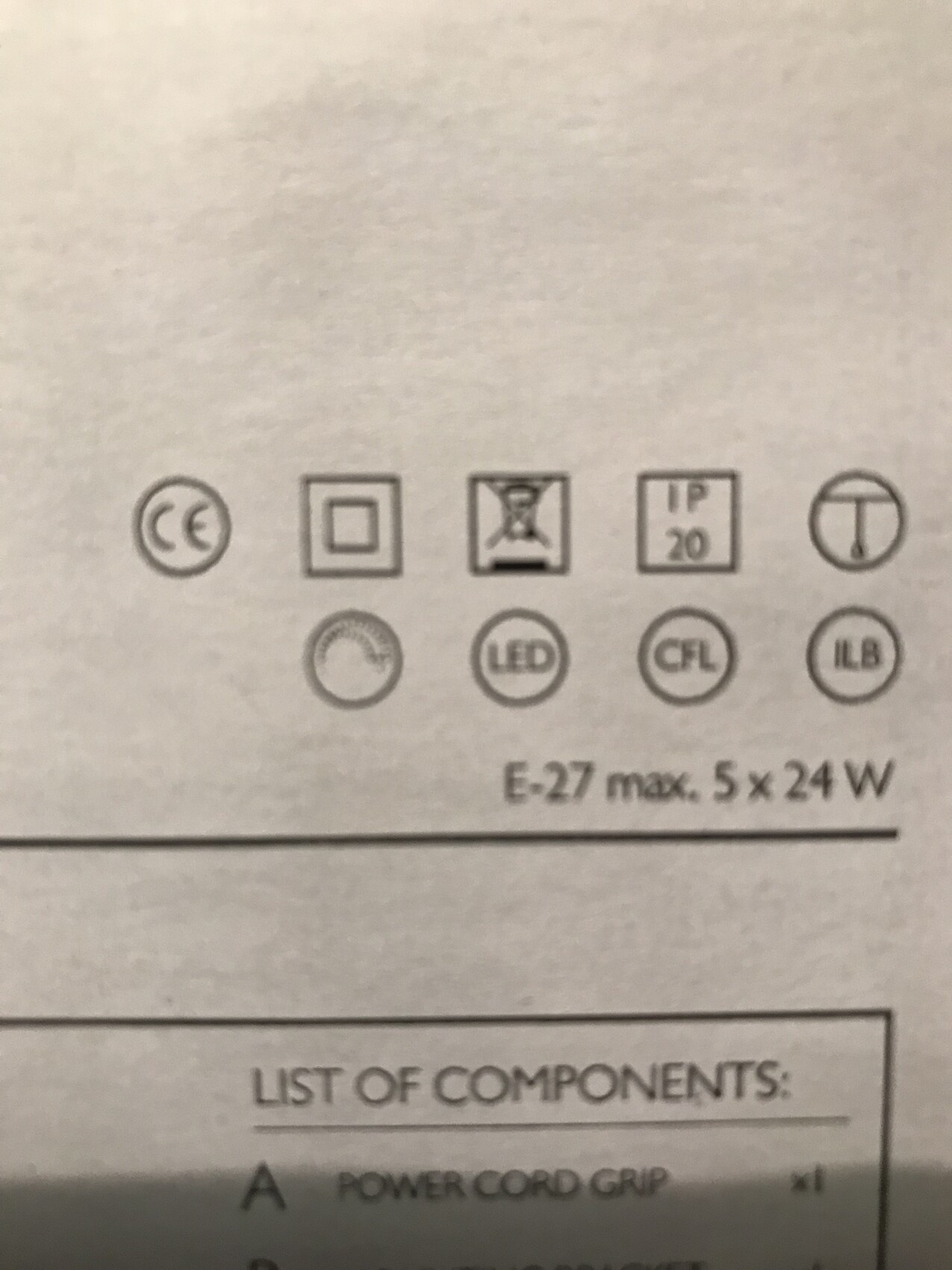 Nahaufnahme von Lampenverpackungssymbolen wie CE, IP20, LED und CFL