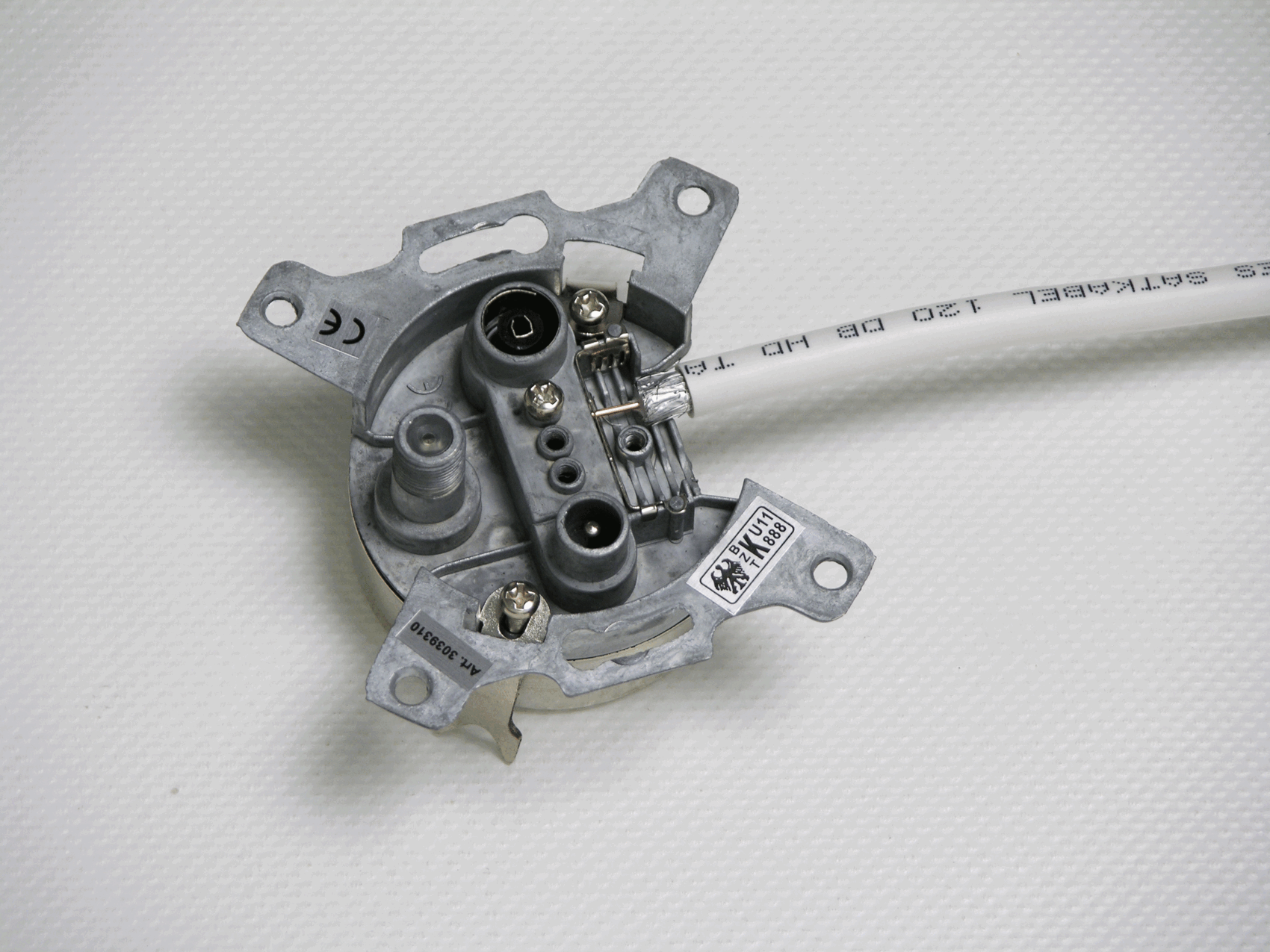 Metallische Lampenfassung mit Kabelanschluss und Befestigungslaschen.