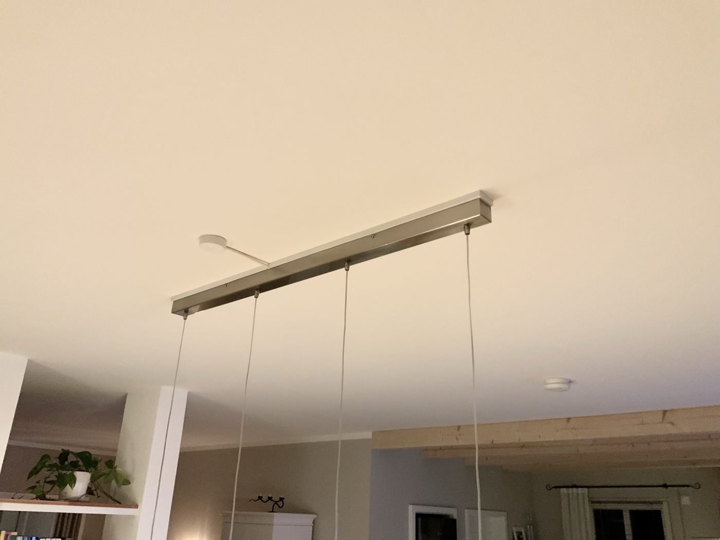 lampenkabel-an-der-decke-verstecken-oder-kaschieren-628344-2.jpeg