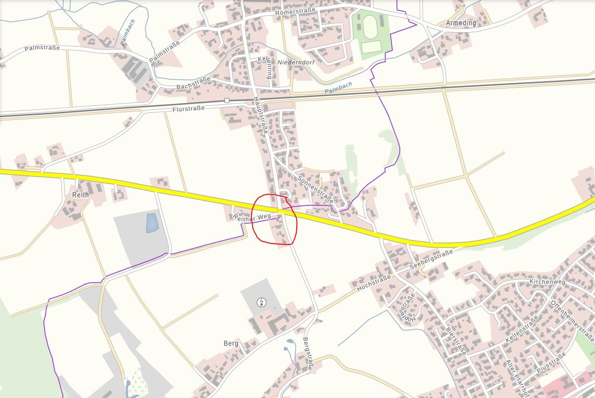 Kartenansicht eines Dorfes mit gelber Hauptstraße, roter Markierung an einer Kreuzung