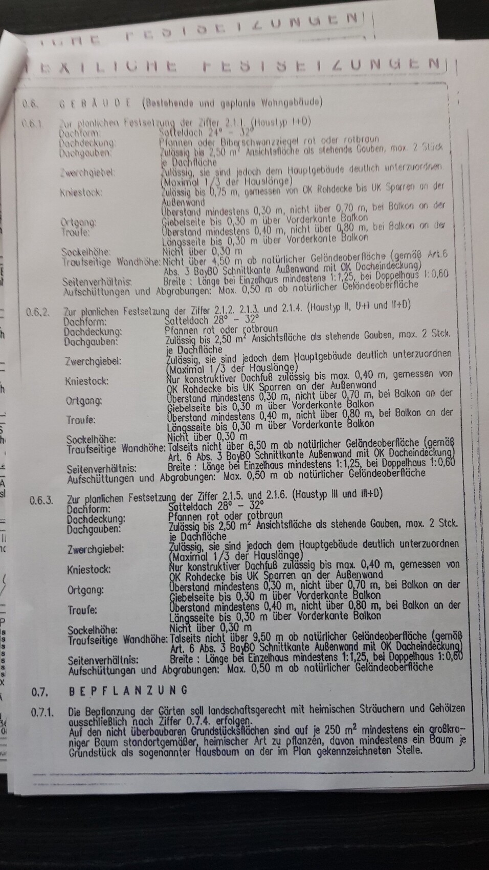 Seite eines Bauplans mit Vorgaben zur Bepflanzung von Garten und Terrasse