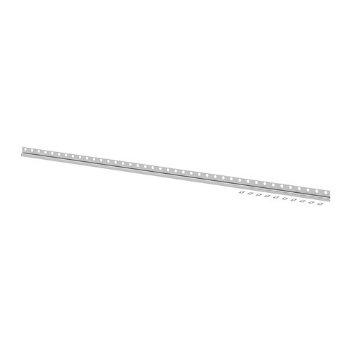 Langer Metallmaßstab mit Lochung und Messskala, diagonal im Bild.