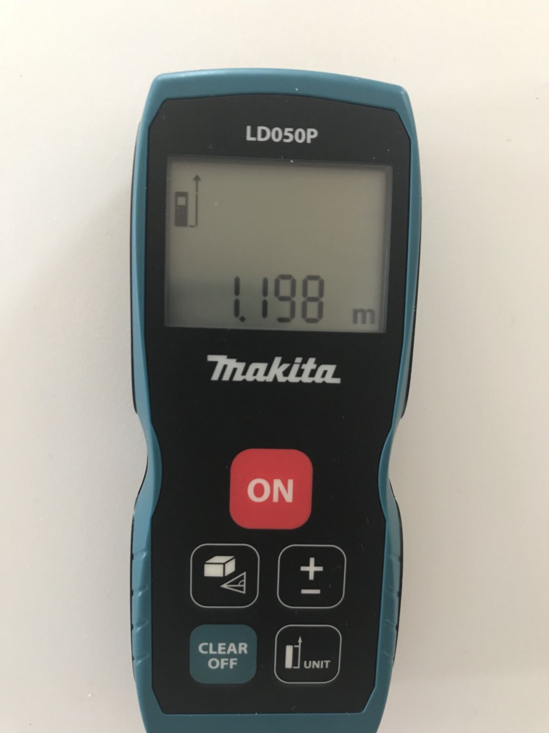 Makita LD050P Laser-Distanzmesser in Blau; Display zeigt 1.198 m, roter ON-Knopf sichtbar