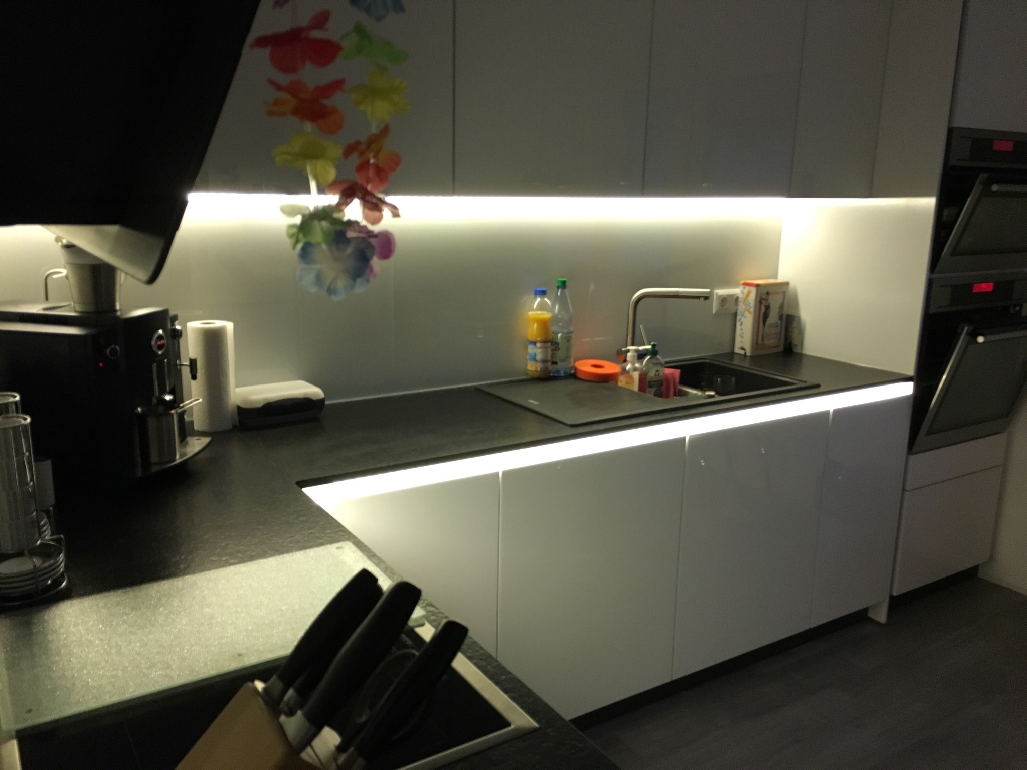 led-beleuchtung-in-kueche-planen-228894-1.jpeg