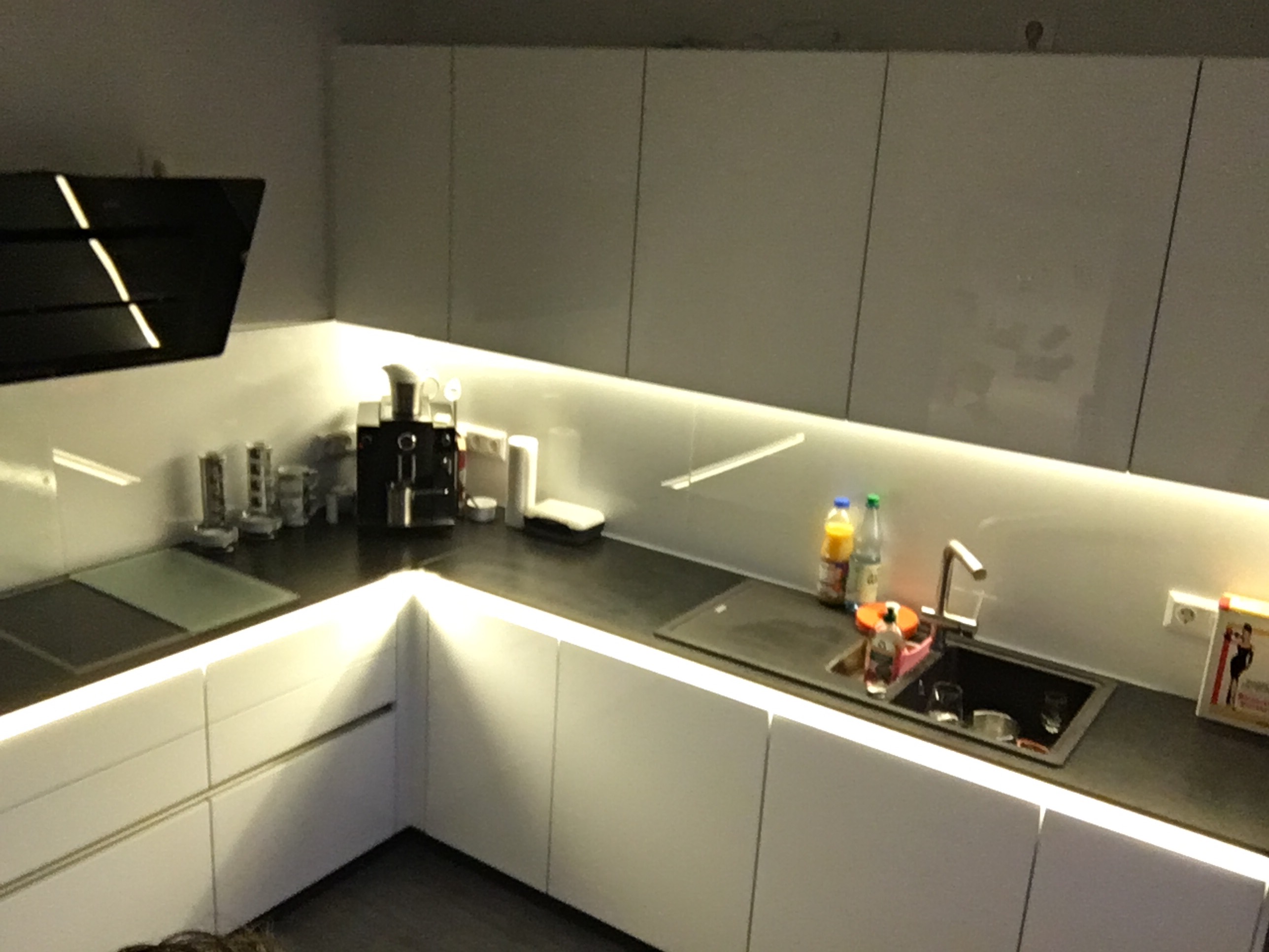 led-beleuchtung-in-kueche-planen-228894-2.jpeg