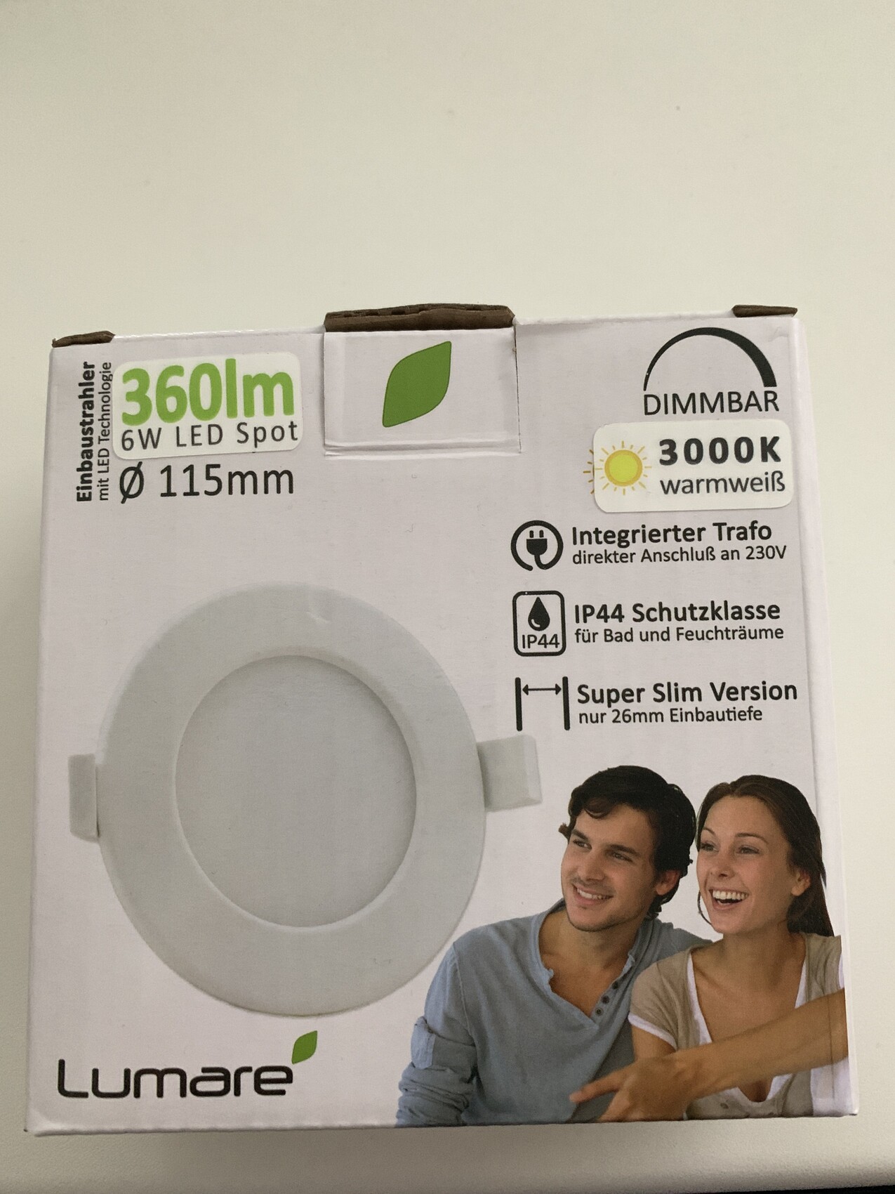 Verpackung eines runden LED-Spotlights von Lumare, 360 lm, 6W, dimmbar 3000K, IP44.