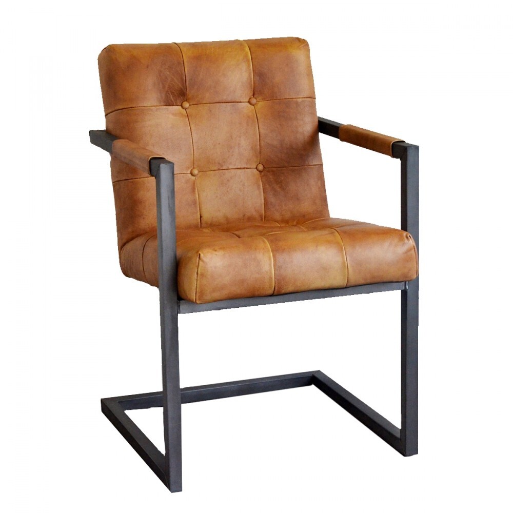 Brauner Lederarmstuhl mit schwarzem Metallrahmen, gepolsterte Rücken- und Sitzfläche.