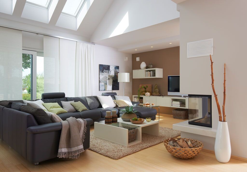 Modernes Wohnzimmer mit grauer Eckcouch, Kamin, TV-Bereich, Couchtisch und Pflanzen.