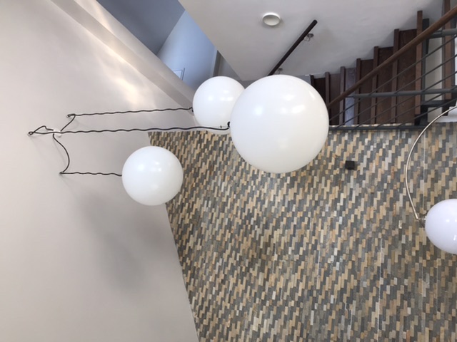 lichtplanung-offener-wohn-kochbereich-lampe-tisch-388397-1.jpeg