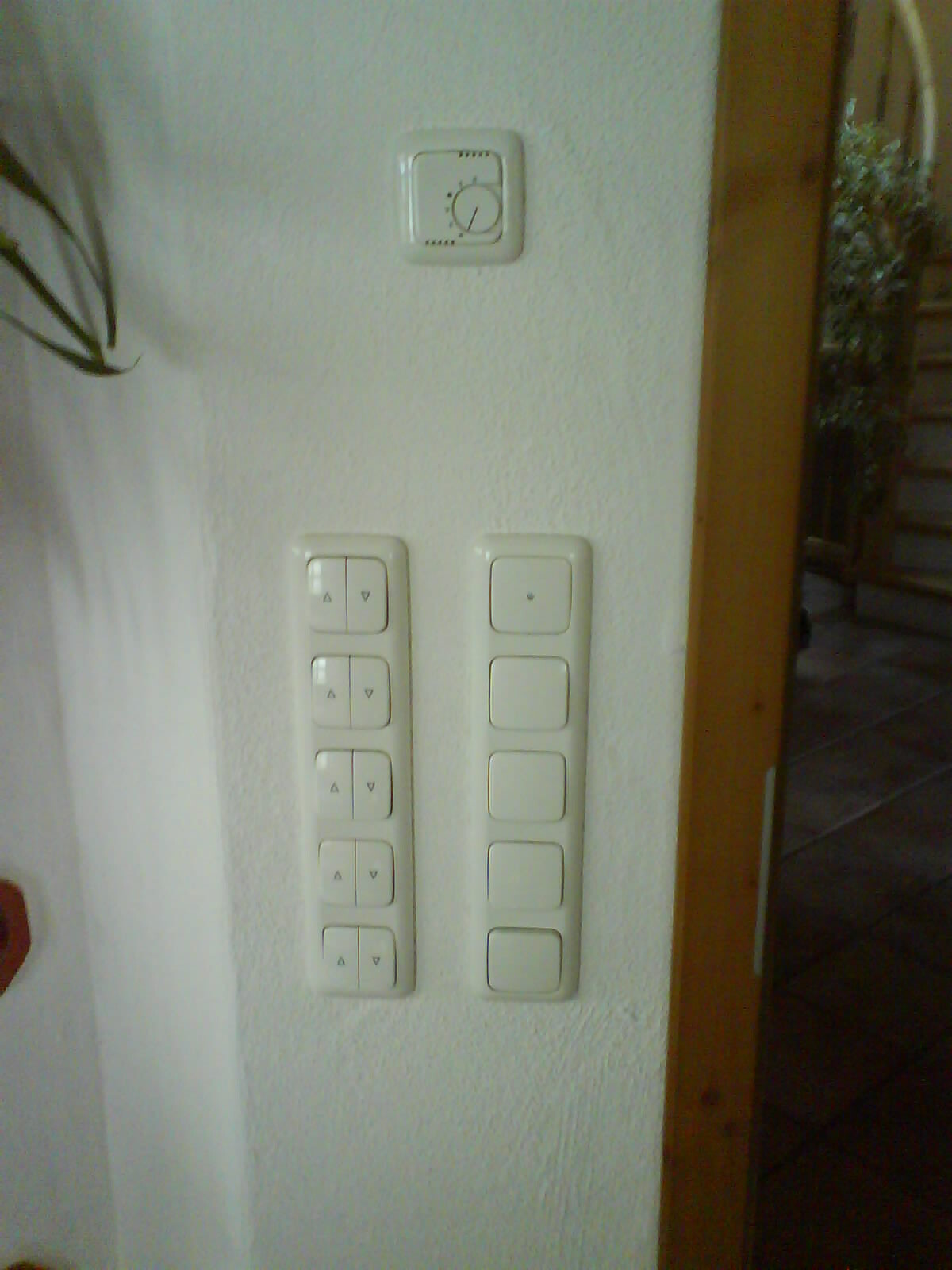 lichtschalter-wandpanel-heller-weißer-raumbeleuchtung.jpg