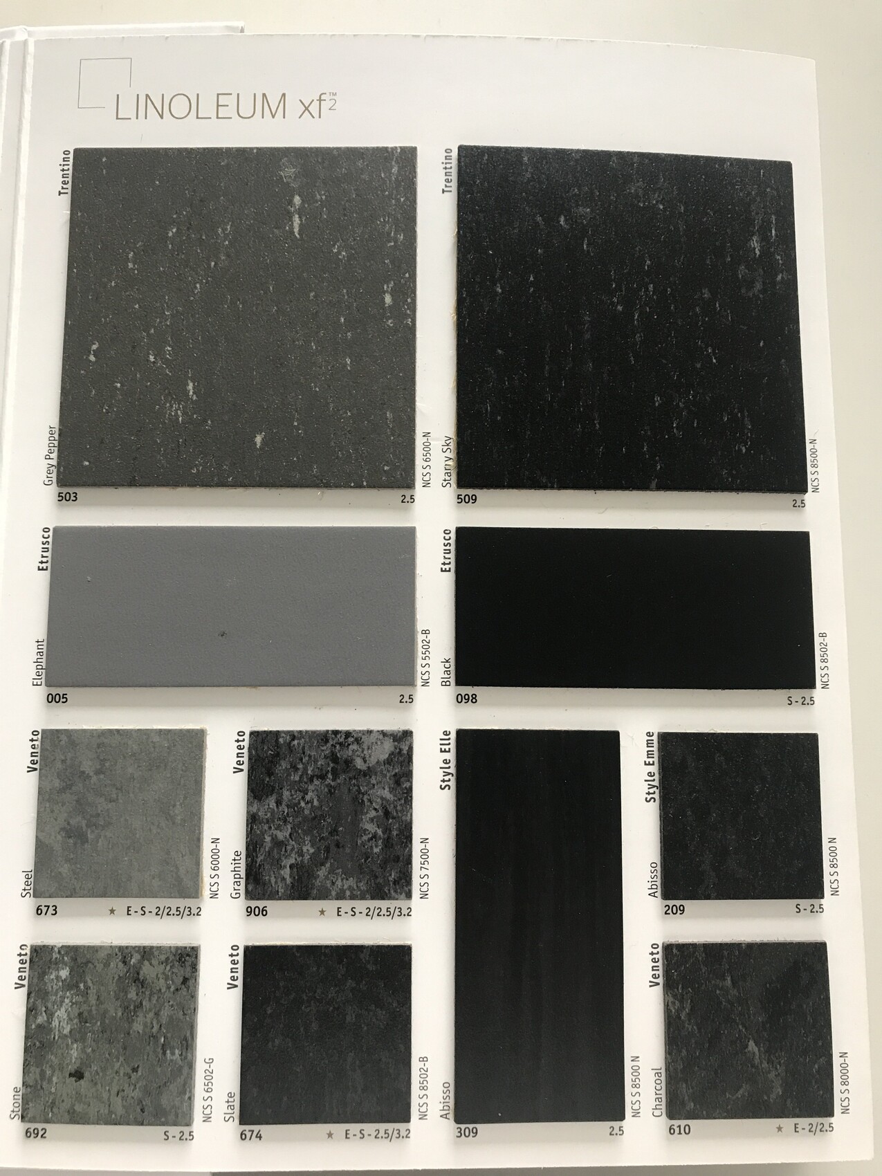 Linoleum xf2 Farbmusterkarte: graue bis schwarze Proben in zwei Spalten.