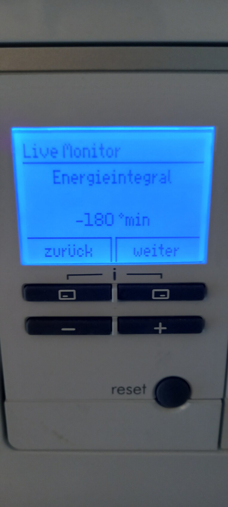 Blaues LCD-Display eines Geräts: Live Monitor, Energieintegral, -180 min; Zurück/Weiter.