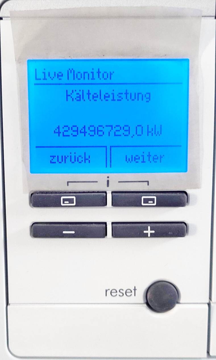 Blaues LCD-Display eines Geräts mit Live Monitor, Kälteleistung und Zurück-Weiter-Tasten.