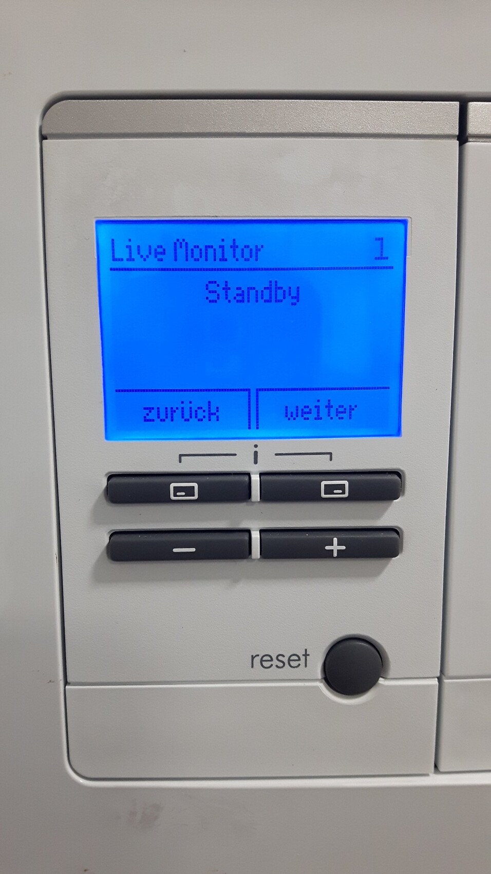 Bedienfeld mit blauem LCD: Anzeige 'Live Monitor 1 Standby', darunter Knöpfe
