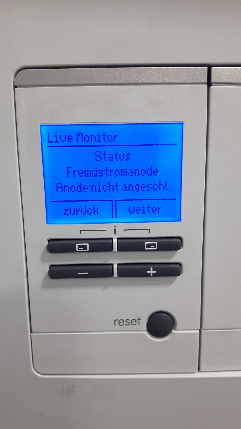 Bedienfeld mit blauem LCD Text: Live Monitor, Status, Fremdstromanode, Anode nicht angeschl., Reset