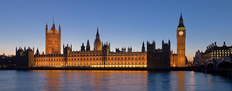 Abendlicht über dem Parlamentsgebäude in London mit Big Ben und Themse.