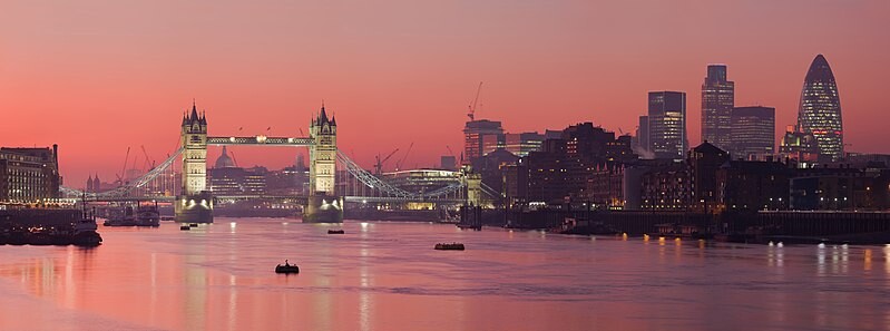 Stadtansicht von London bei Sonnenuntergang mit Tower Bridge und moderner Skyline.