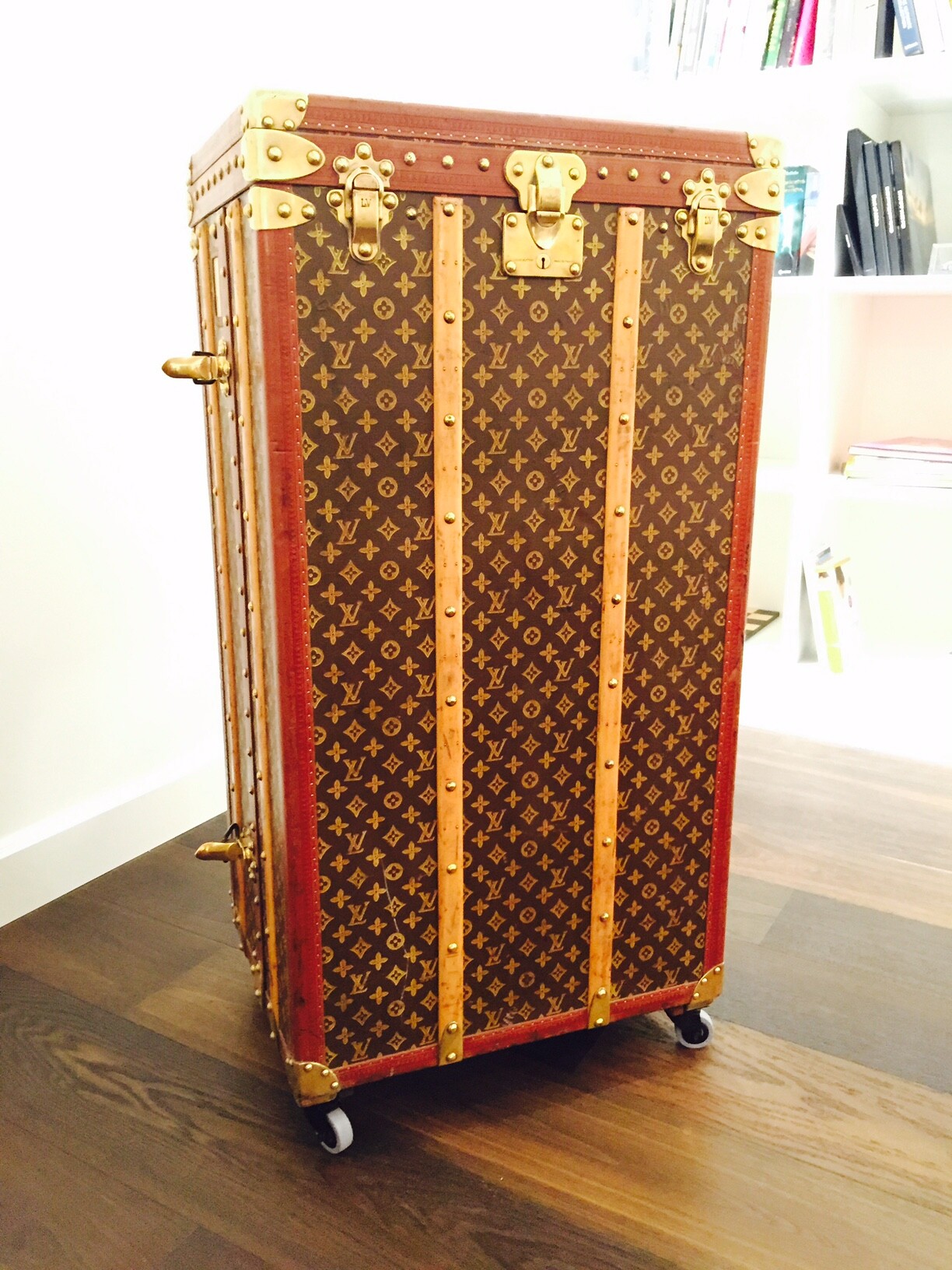 Große Louis Vuitton Reisetruhe mit Monogramm-Muster, Goldbeschlägen und Rollen