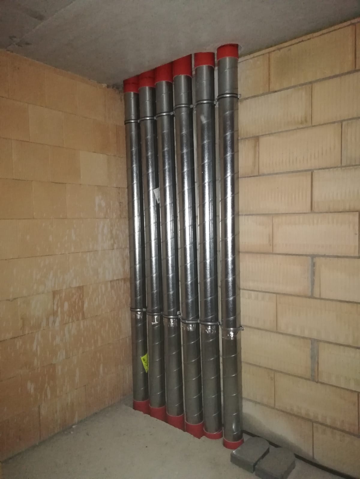 Lüftungsanlage Büro Rohre - EG.jpg