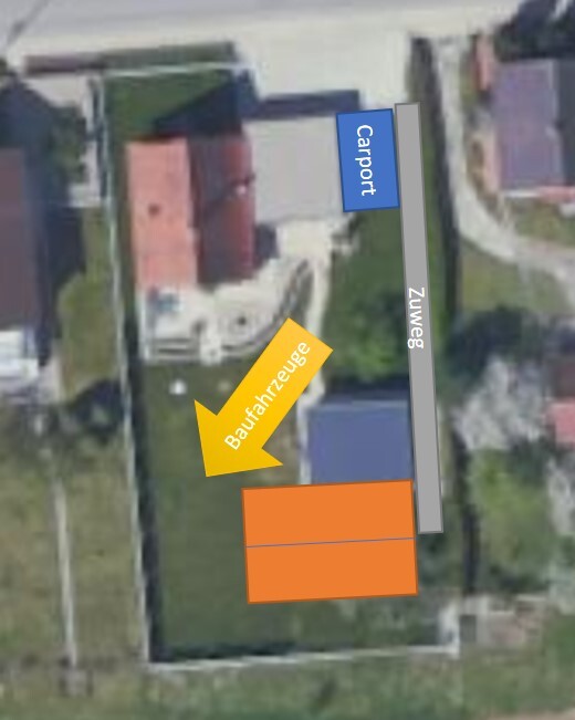 Luftbild eines Grundstücks mit Carport, Zuweg und gelbem Pfeil "Baufahrzeuge".