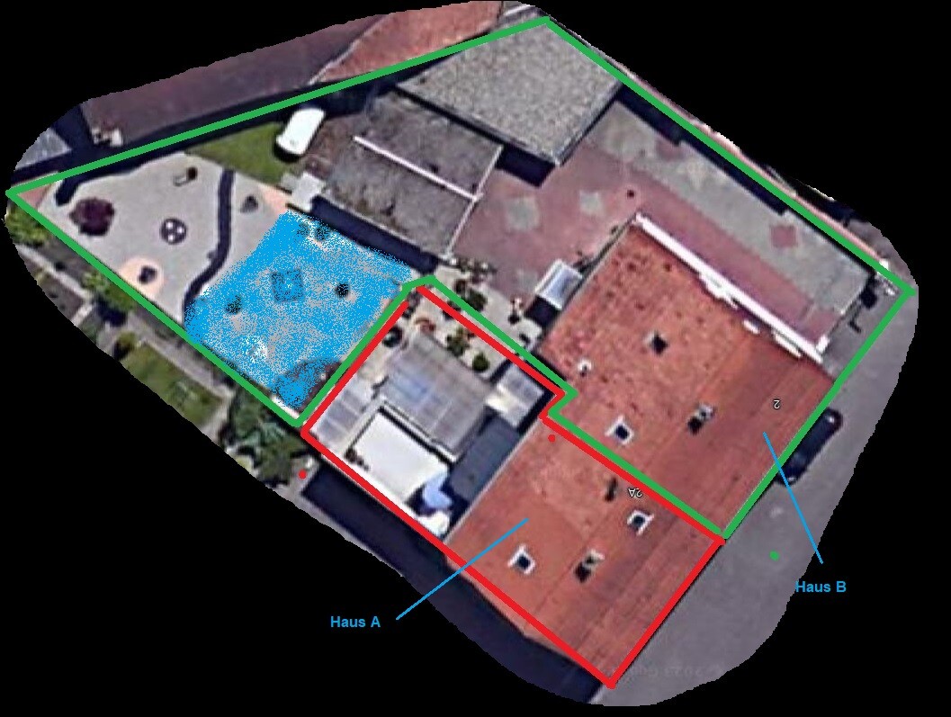 Luftbild eines Gebäudekomplexes mit Haus A im roten Rand und Haus B innerhalb der grünen Umrandung.