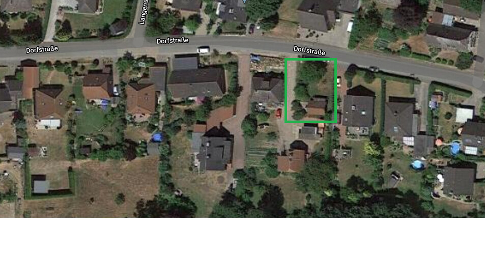 Satellitenaufnahme eines Wohnviertels; grünes Rechteck markiert ein Haus an der Dorfstraße.