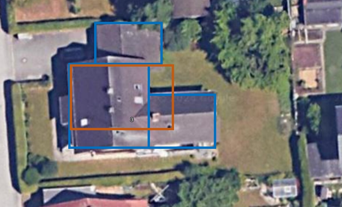 Luftaufnahme eines Hauses mit Grundriss- und Grundstücksüberlagerungen