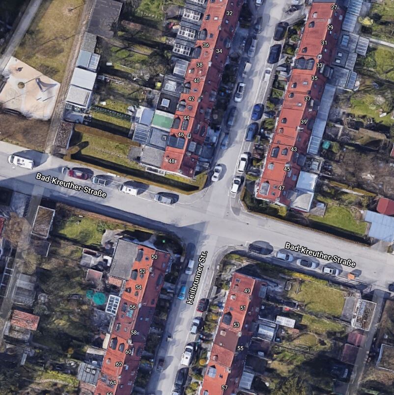 Luftbild einer Wohnsiedlung mit roten Dächern an Kreuzung Bad-Kreuther-/Heilbrunner-Straße.