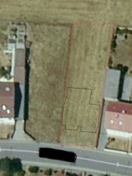 Luftbild eines Baugrundstücks mit Grundstücksgrenzen und Hausumriss sichtbar