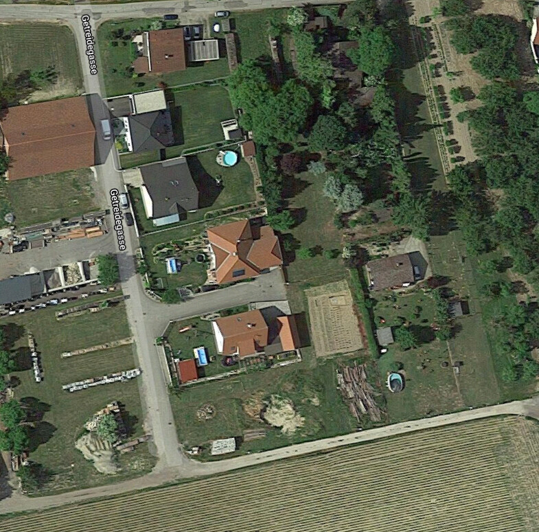 Luftbild einer Einfamilienhaus-Siedlung mit Gärten, Zufahrten und Feldern