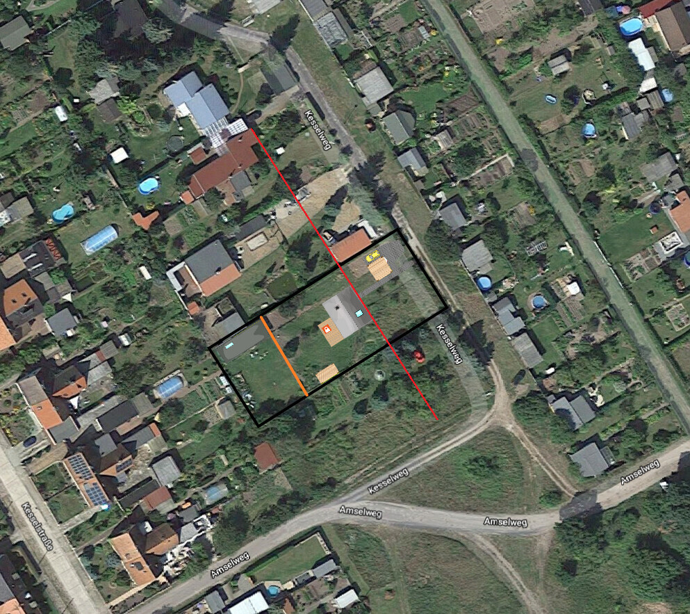 Satellitenbild eines Wohnviertels mit markierten Grenzen: schwarze Umrisse, rote Diagonale, orange.