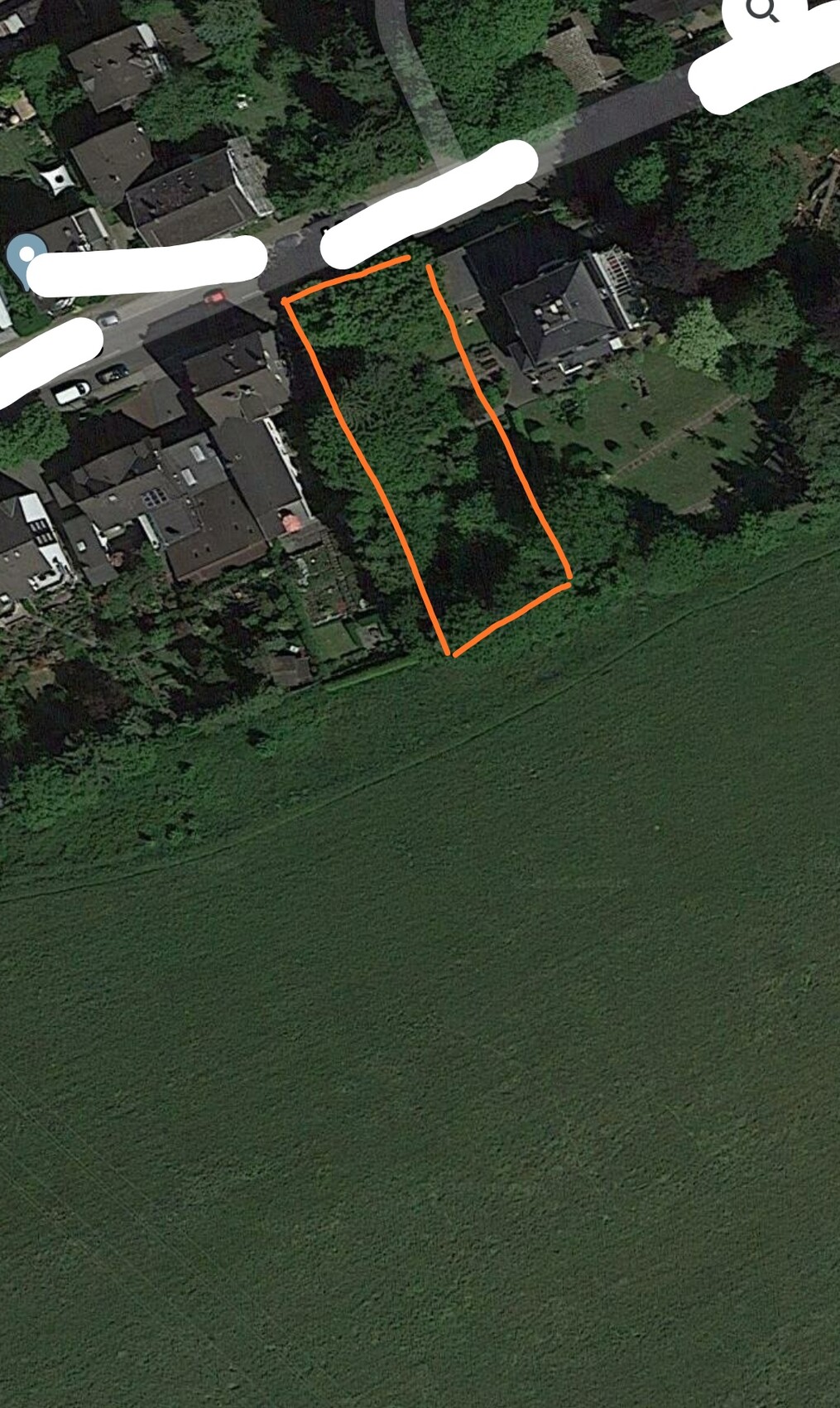 Satellitenbild eines Wohnviertels mit orange markiertem, rechteckigem Grundstück neben Grünfläche.
